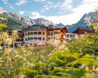 Berg & Spa Hotel Urslauerhof - Maria Alm am Steinernen Meer - Building