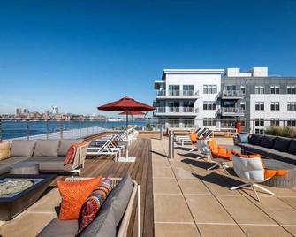 Clean + Modern Studio | Full Kitchen | Travel Nurse Friendly | By Gls - Boston - Parveke
