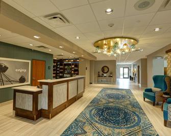 Hampton Inn and Suites by Hilton Tampa Busch Gardens Area - Tampa - Front desk