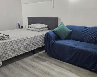 Bright and Cozy Room with Free Parking - Edmonton - Bedroom