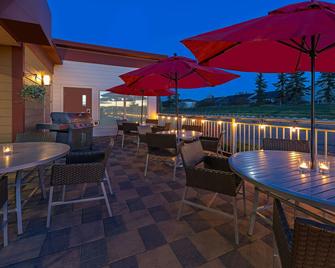 TownePlace Suites by Marriott Red Deer - Red Deer - Patio