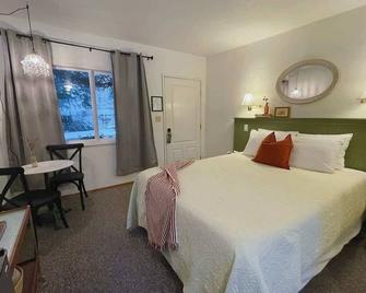 Emerald Valley Inn - #4 Deer Lake - Olympic Peninsula near Crescent Lake - Port Angeles - Bedroom