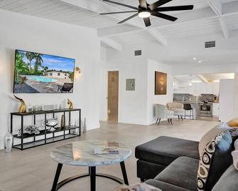 New ! Pool House 3-bedroom Home Victoria Park - Fort Lauderdale - Living room