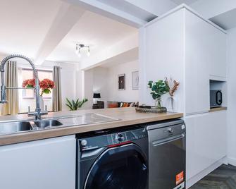 Charming 2-bed, 2-bath apartment in the heart of Manchester City Centre - Mánchester - Cocina