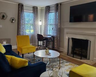 Cheerful 2 Br Near Colleges, Downtown, Attractions - Montgomery - Sala de estar