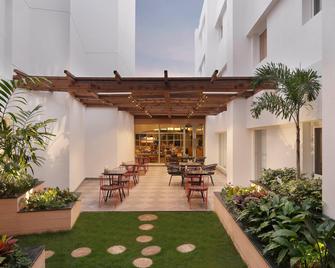 Holiday Inn Express Bengaluru Yeshwantpur - Bangalore - Binnenhof