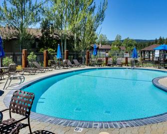 Bright condo with outdoor pool, hot tub, tennis, sauna & patio - walk to lake - Tahoe City - Басейн