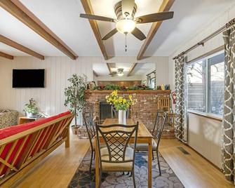 Sleepy Hollow Cabins & Hotel - Crestline - Eetruimte