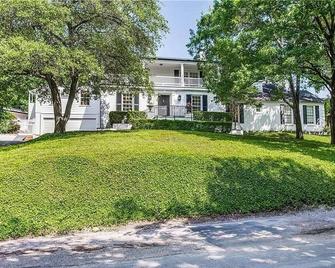 3mn large tranquil Bluffview w/ Fireplaces, Pool, etc. - Dallas - Gebäude