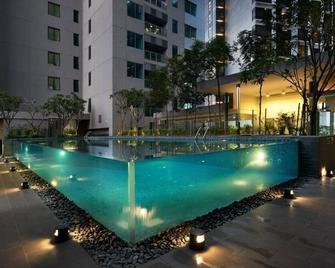 Summer Suites Hotel Apartments Klcc - Kuala Lumpur - Pool