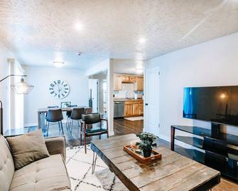 Dt Uofu 2bd/1ba Full Duplex House/King Bds - ソルトレイクシティー - リビングルーム
