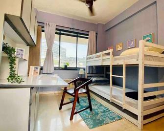 Rahat Manazil- The Old Warm Charm 2 Bedroom Apartment in Khar West by Connekt Homes - Bombay - Habitación