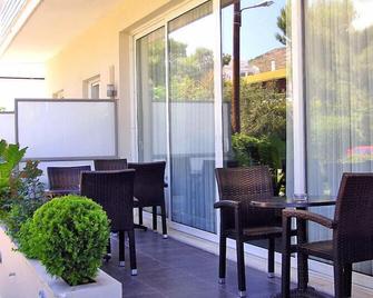 Blue Sky Hotel - Glyfada - Patio