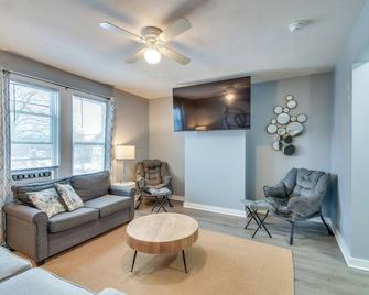 2 Mi to Dtwn Syracuse Cozy Updated Apt! - Syracuse - Living room