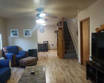 Cute 2 Bedroom Home Near Bay with creek right in the backyard! - Reedsport - Obývací pokoj