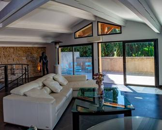 In Provence Near The Luberon. Contemporary House With Private Heated Pool - Alleins - Sala de estar