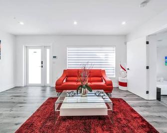 3 2 Family friendly Brand New Home w Pool - 마이애미 - 거실