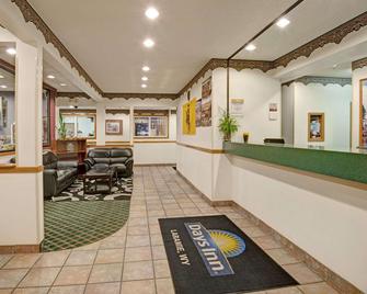 Days Inn by Wyndham Laramie - Laramie - Lobby