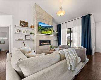 Beautiful 5 bedroom home in Central Alberta\n45 minutes from YYC - Olds - Living room