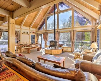 2 Mi to Skylandia Beach Tahoe City Home with Deck - Tahoe City - Вітальня