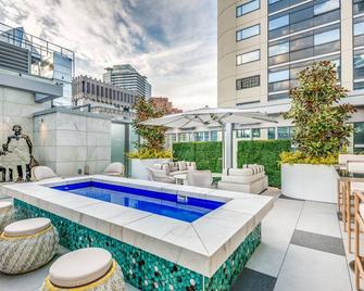 Azur Legacy Collection Hotel - Vancouver - Pool