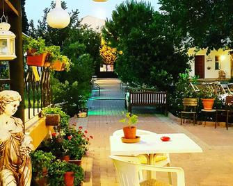 Mursel Garden Hotel - Kuşadası - Patio