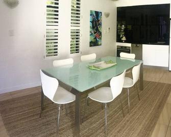 Luxury 2 bed 2 bath, balcony with views. Spacious Apartment. Garden and yard - Noosa Heads - Comedor