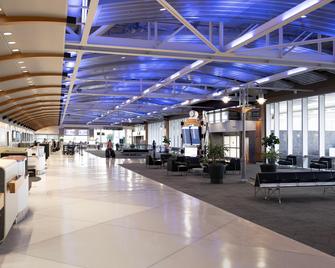Holiday Inn Express & Suites Greensboro - Airport Area - Greensboro - Lobby