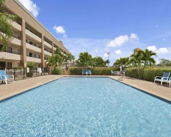 Super 8 by Wyndham Fort Myers - Форт-Маєрс - Басейн