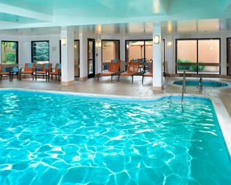 Courtyard by Marriott Cleveland Airport/North - North Olmsted - Piscina