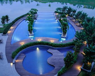 Hotel Santika Premiere Bandara Palembang - Palembang - Piscina
