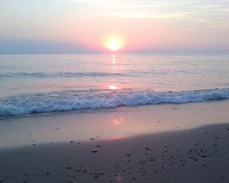 The Sunset Cottage Park Port Elgin - Cottage #1 - Mill Road Corner - Saugeen Shores - Strand