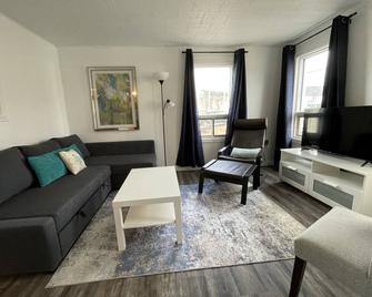 Renovated home in central Wawa - Wawa - Wohnzimmer