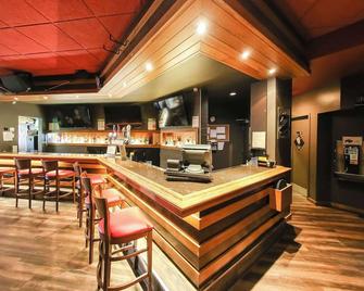 Howard Johnson by Wyndham Winnipeg West - Winnipeg - Bar