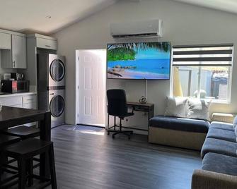 New, cozy unit with Private outdoor area Fire Pit - Gardena - Sala de estar