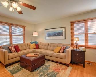 Home Sweet Home 3 Beds Central Springs Locale! - Colorado Springs - Oturma odası