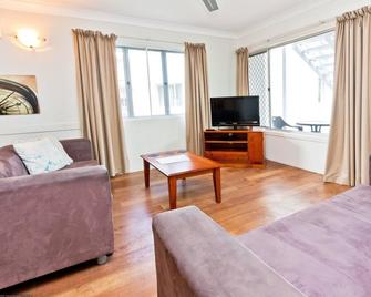 Silver Sands Apartments - Hervey Bay - Living room