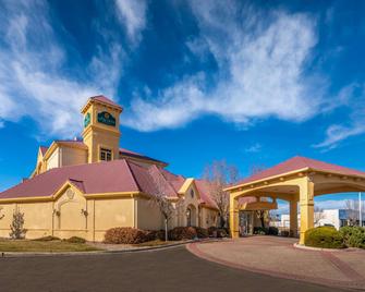 La Quinta Inn & Suites by Wyndham Pueblo - Pueblo - Building