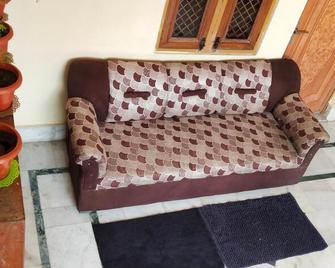 Kishan Home Stay - Mathura - Wohnzimmer