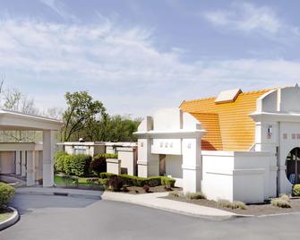 Howard Johnson by Wyndham Newburgh/West Point - Newburgh - Gebäude