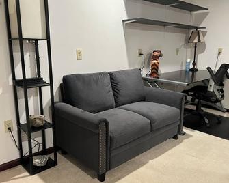 Entire private apartment suite in home with own entrance, views and private gym. - Keene - Soggiorno