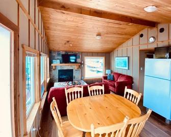 Strawberry Island Resort Floating Cabin Rentals . - Tofino - Essbereich