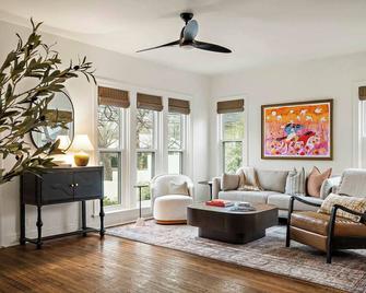 Charming Cherrywood Bungalow - 2br - Firepit - Ut - Austin - Sala de estar
