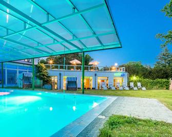 Best Western Plus Ostseehotel Waldschlösschen - Prerow - Piscina