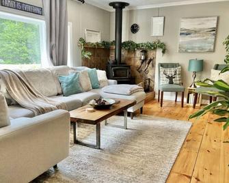 Modern/Rustic Home On 8 Acres Forest Hot Tub - Bracebridge - Sala de estar