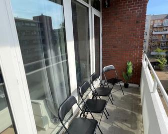 Central Copenhagen Apt with Balcony, Free Parking & Elevator - โคเปนเฮเกน - ระเบียง