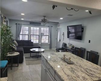 Lib's Place ... A cheerful three bedroom home! - San Antonio - Yemek odası