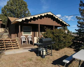Lazy R Cottages- 1 apts - Estes Park - Patio