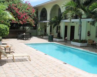 El Greco - Nassau - Pool