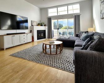 Four bedroom beachside apartment - Warrnambool - Huiskamer